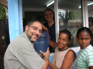 JV-Distribution de la première bouteille d'eau-DR